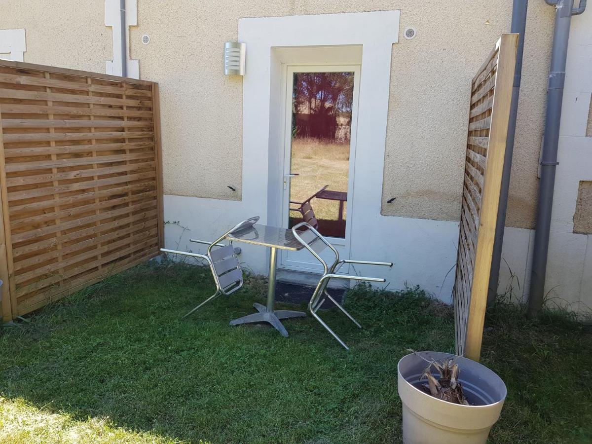 03 - Joli Studio Traversant Situe Au Rdc Avec 2 Lits, Tout Equipe Pour 1, 2 Ou 3 Personnes Maximum, Entree Independante Donnant Sur Parking Dont Une Place Est Reservee Devant La Porte, Grand Fourgon Possible Et Petit Jardin Sur L'Arriere Comme Une Ma Razac-sur-lʼIsle 外观 照片