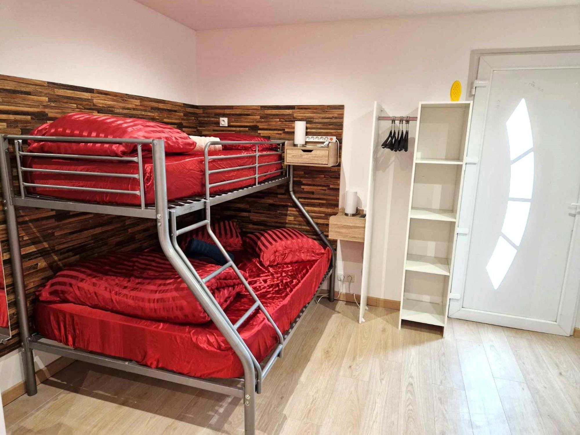 03 - Joli Studio Traversant Situe Au Rdc Avec 2 Lits, Tout Equipe Pour 1, 2 Ou 3 Personnes Maximum, Entree Independante Donnant Sur Parking Dont Une Place Est Reservee Devant La Porte, Grand Fourgon Possible Et Petit Jardin Sur L'Arriere Comme Une Ma Razac-sur-lʼIsle 外观 照片
